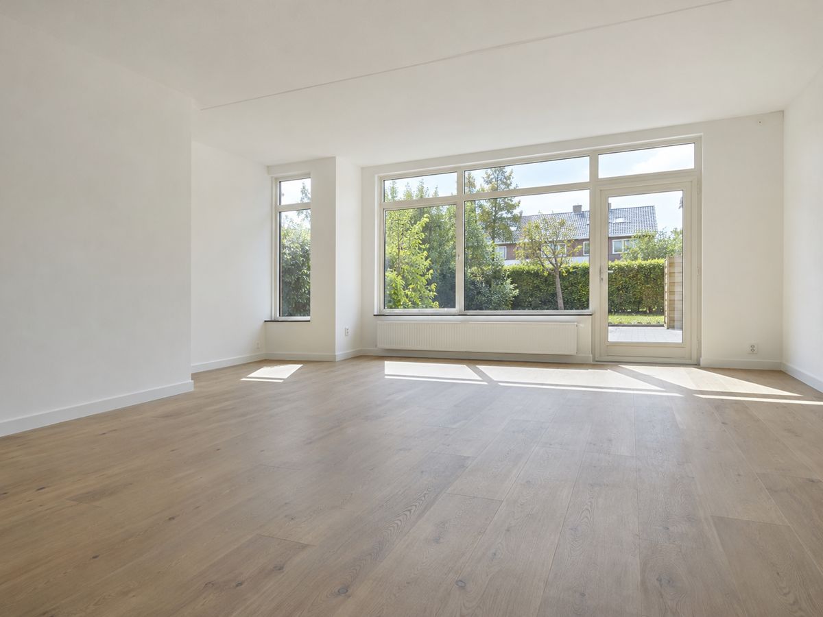 Lege, bezemschoon opgeleverde woonkamer